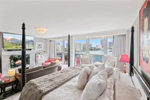 Condo in Miami Beach, Florida, 4 bedrooms  № 1802727 - photo 15