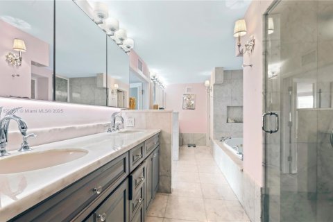 Condo in Miami Beach, Florida, 4 bedrooms  № 1802727 - photo 21
