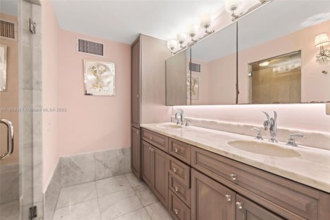 Condo in Miami Beach, Florida, 4 bedrooms  № 1802727 - photo 22