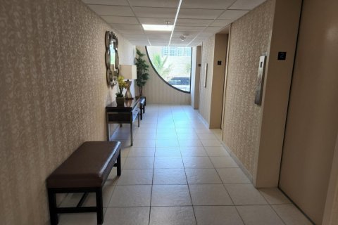 Condo in Riviera Beach, Florida, 2 bedrooms  № 662887 - photo 1