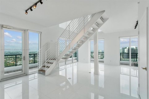 Copropriété à vendre à Miami, Floride: 2 chambres, 117.99 m2 № 1811250 - photo 1