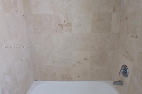 Appartement à louer à Miami, Floride: 1 chambre, 69.68 m2 № 2008110 - photo 4