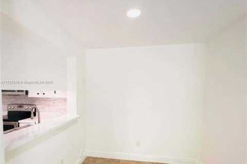 Condo in Pompano Beach, Florida, 1 bedroom № 2037608 - photo 6