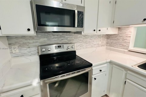 Condominio en Pompano Beach, Florida, 1 dormitorio  № 2037608