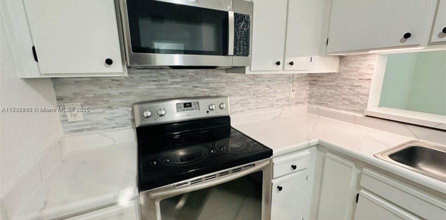 Condo in Pompano Beach, Florida, 1 bedroom № 2037608