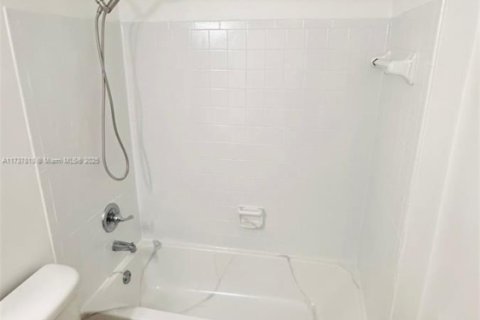 Condo in Pompano Beach, Florida, 1 bedroom № 2037608 - photo 8