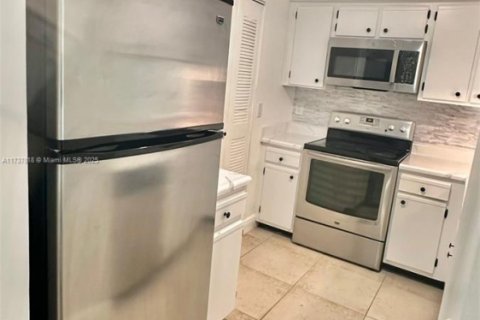 Condo in Pompano Beach, Florida, 1 bedroom № 2037608 - photo 3