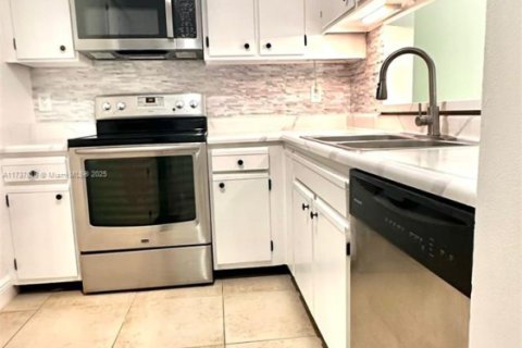 Condo in Pompano Beach, Florida, 1 bedroom № 2037608 - photo 2