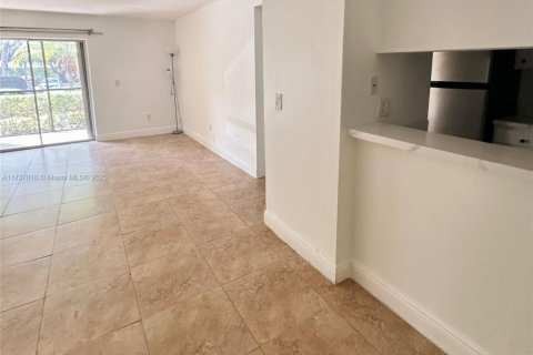 Condo in Pompano Beach, Florida, 1 bedroom № 2037608 - photo 4