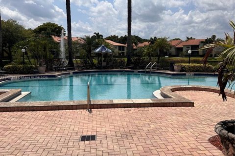 Condo in Pompano Beach, Florida, 1 bedroom № 2037608 - photo 12
