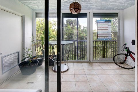 Condo in Margate, Florida, 2 bedrooms  № 966107 - photo 1