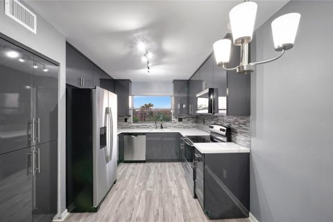 Condo in Sunrise, Florida, 2 bedrooms № 2187964 - photo 17