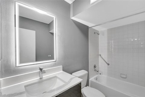 Condo in Sunrise, Florida, 2 bedrooms № 2187964 - photo 12