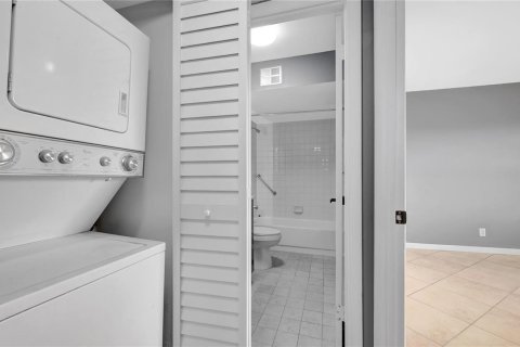 Condo in Sunrise, Florida, 2 bedrooms № 2187964 - photo 8