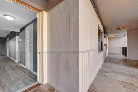 Condo in Sunrise, Florida, 2 bedrooms № 2187964 - photo 3