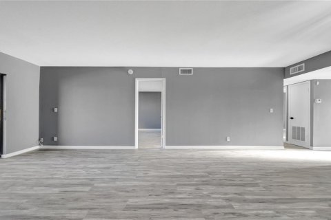 Condo in Sunrise, Florida, 2 bedrooms № 2187964 - photo 23