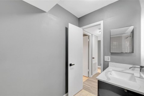 Condo in Sunrise, Florida, 2 bedrooms № 2187964 - photo 13