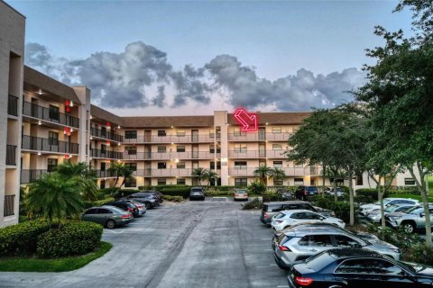 Condo in Sunrise, Florida, 2 bedrooms № 2187964 - photo 2