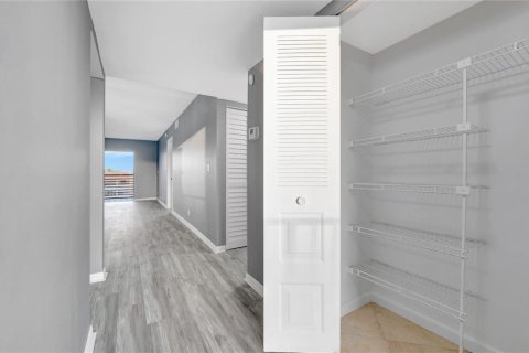 Condo in Sunrise, Florida, 2 bedrooms № 2187964 - photo 6