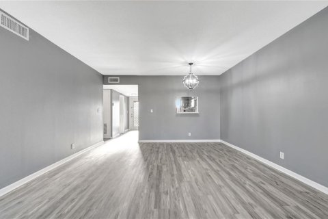 Condo in Sunrise, Florida, 2 bedrooms № 2187964 - photo 24