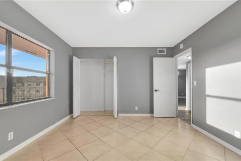 Condo in Sunrise, Florida, 2 bedrooms № 2187964 - photo 9