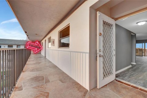 Condo in Sunrise, Florida, 2 bedrooms № 2187964 - photo 4