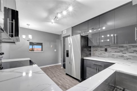 Condo in Sunrise, Florida, 2 bedrooms № 2187964 - photo 18