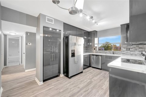 Condo in Sunrise, Florida, 2 bedrooms № 2187964 - photo 16