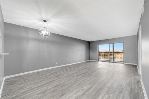 Condo in Sunrise, Florida, 2 bedrooms № 2187964 - photo 21