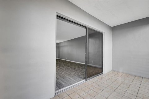 Condo in Sunrise, Florida, 2 bedrooms № 2187964 - photo 28