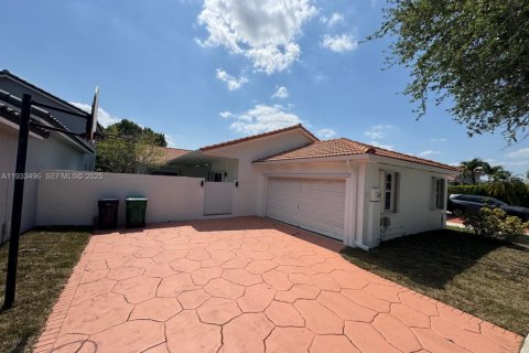 Снять в аренду виллу или дом в Майами-Лейкс, Флорида 3 спальни, 154.12м2, № 1992367 - фото 1