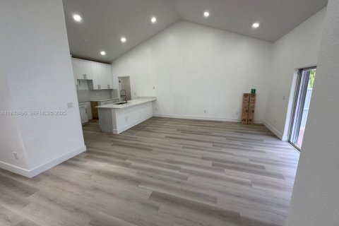 Снять в аренду виллу или дом в Майами-Лейкс, Флорида 3 спальни, 154.12м2, № 1992367 - фото 13