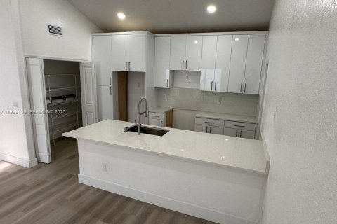 Снять в аренду виллу или дом в Майами-Лейкс, Флорида 3 спальни, 154.12м2, № 1992367 - фото 11