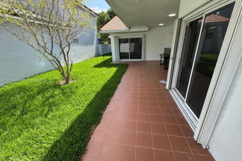 Снять в аренду виллу или дом в Майами-Лейкс, Флорида 3 спальни, 154.12м2, № 1992367 - фото 2