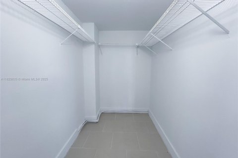 Condo in Miami Beach, Florida, 1 bedroom  № 1781564 - photo 11
