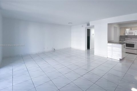 Condo in Miami Beach, Florida, 1 bedroom  № 1781564 - photo 4