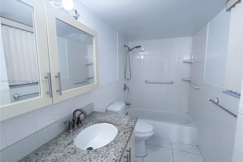 Condo in Miami Beach, Florida, 1 bedroom  № 1781564 - photo 12