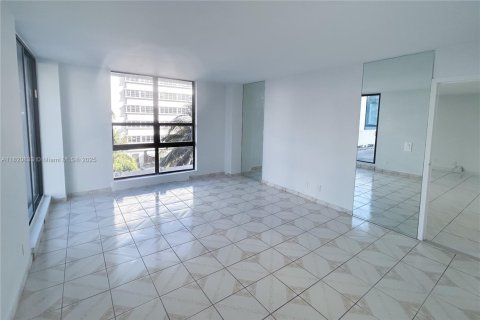 Condo in Miami Beach, Florida, 1 bedroom  № 1781564 - photo 10