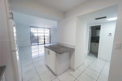 Condo in Miami Beach, Florida, 1 bedroom  № 1781564 - photo 8