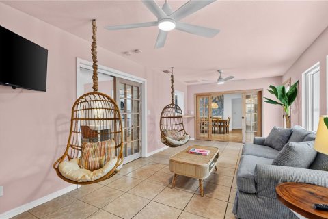 House in Largo, Florida 4 bedrooms, 223.89 sq.m. № 2368902 - photo 25