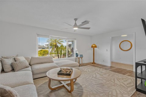 House in Largo, Florida 4 bedrooms, 223.89 sq.m. № 2368902 - photo 2