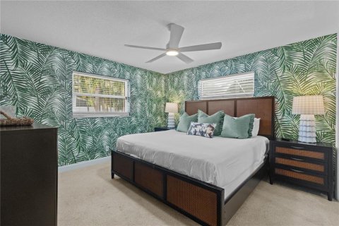 House in Largo, Florida 4 bedrooms, 223.89 sq.m. № 2368902 - photo 10