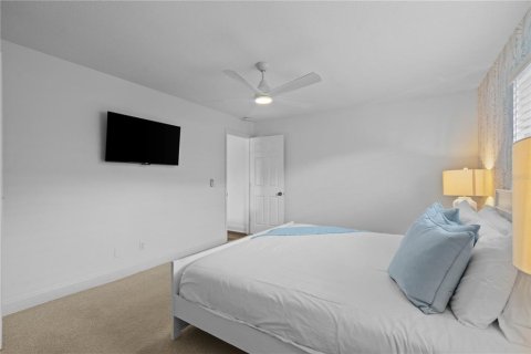 House in Largo, Florida 4 bedrooms, 223.89 sq.m. № 2368902 - photo 18