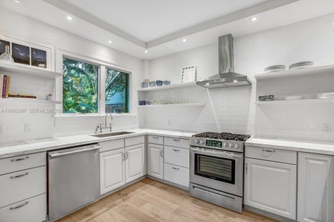 Casa en alquiler en Miami, Florida, 3 dormitorios, 231.98 m2 № 2054418 - foto 17