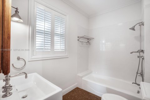 Casa en alquiler en Miami, Florida, 3 dormitorios, 231.98 m2 № 2054418 - foto 23