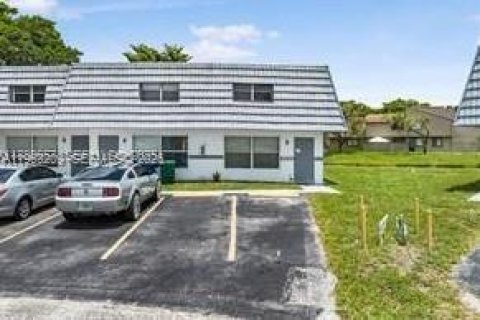 Townhouse in Lauderhill, Florida 3 bedrooms, 111.48 sq.m. № 2025440