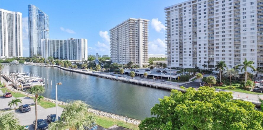 Кондоминиум с 2 спальнями в Санни-Айлс-Бич, Флорида № 1961463