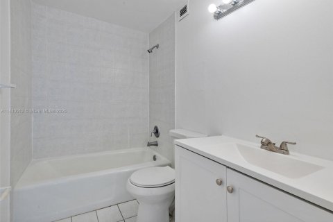 Купить кондоминиум в Санни-Айлс-Бич, Флорида 2 спальни, 101.64м2, № 1961463 - фото 16