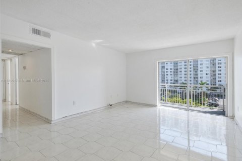 Купить кондоминиум в Санни-Айлс-Бич, Флорида 2 спальни, 101.64м2, № 1961463 - фото 2