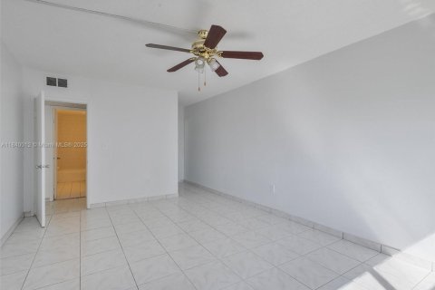 Купить кондоминиум в Санни-Айлс-Бич, Флорида 2 спальни, 101.64м2, № 1961463 - фото 13